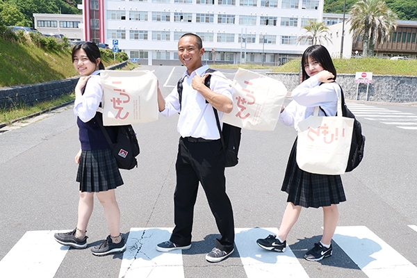 全学生にオリジナルトートバッグを贈呈