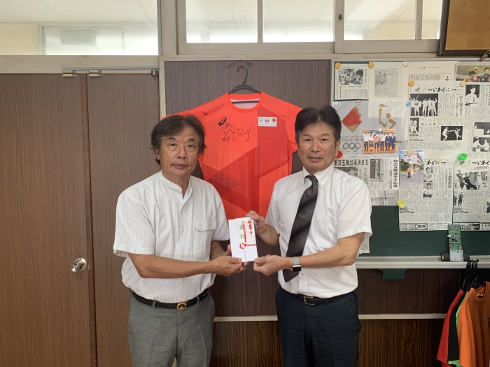 第17回岩工親睦ゴルフ大会　寄付金贈呈式